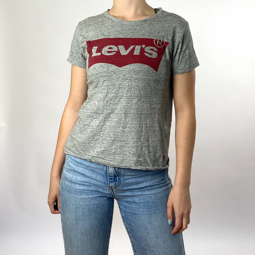 Grå t-shirt från Levi’s. Köpt för 150 i storlek S. T-shirts.