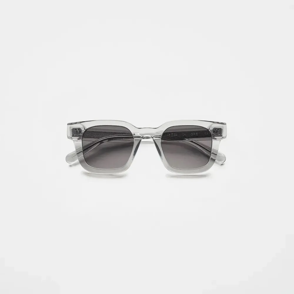 En liten repa som inte syns eller märks på glasögonen, använda Max 4 gg ny pris 1200, köparen står för frakt. Övrigt.