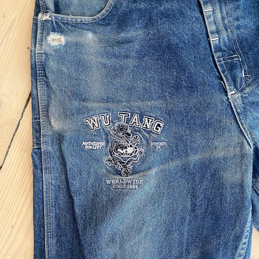 Skitfeta wu-tang jeans i 33/33 så en ganska baggy fit. Dem har varit med ett tag därav finns det en del slitage, men inget som inte går att fixa med lite nål och tråd.. Jeans & Byxor.