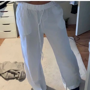 Slutsålda linnebyxor hm - Säljer dessa mycket populära linnebyxor från HM i storlek M sitter mycket fint och är helt nya med lapp kvar. Lite stora på mig som i vanliga fall har storlek S. 💞 jag är 167 och passar folk som är längre med då dem är rätt långa