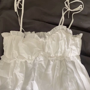 Vit sommartopp - Säljer denna fina topp som tyvärr inte kommer till användning då jag har andra. Har aldrig används💗 Köparen står för frakten! OBS lägger upp igen pga oseriös köpare, säljer nu för 50kr+frakt