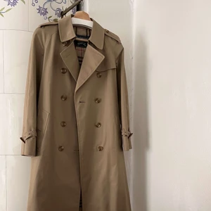 Burberry trenchcoat - Säljer min extremt fina vintage burberry coat sitter perfekt oversized! Och trots åldern ser den nästan orörd ut 