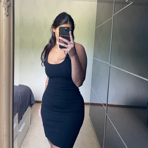 Glittrig klänning i storlek M - Väldigt bra skick och är i storlek M men passar även S. Finns att hämta i Järfälla och postar även. Köparen står för frakten (spårbar frakt 66kr)🧡