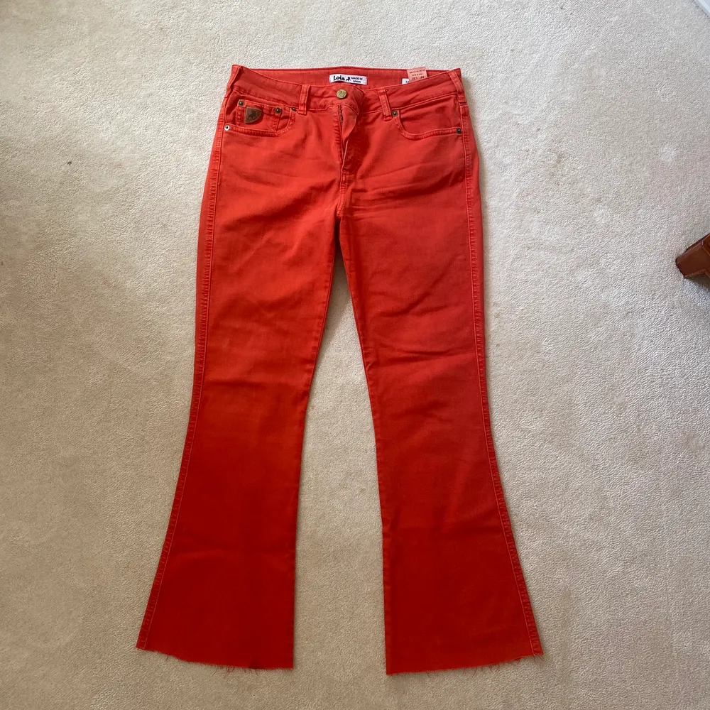 Lois röda jeans i kickflare . Jeans & Byxor.