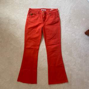 Lois röda jeans i kickflare 
