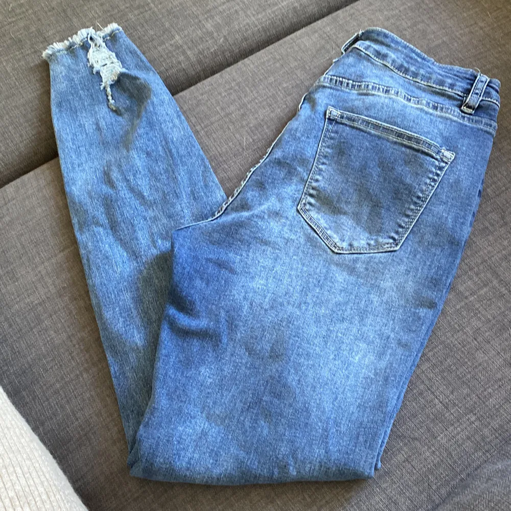 Jeans från SHEIN, nästan helt oanvända. Storlek S, sitter jättebra. Möts i Stockholm . Jeans & Byxor.