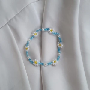 Blomarmband  - Supergulligt blomarmband 🤍💙 Gjord med elastisk tråd! Frakt 13kr om du betalar med Swish! 