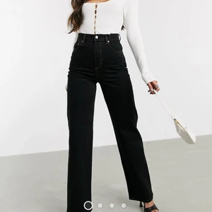 Svarta Dad jeans Asos Design Tall  - Svarta dad jeans från Asos Design Tall, strl W26 L36. Passar mig som har strl 38 i vanliga fall. Breda ben och hög midja, plus gul/orangea sömmar. Bra skick!