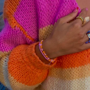 Pärlarmband  - Pärlat armband perfekt till sommaren. Armband med blommor 69kr, endast pärlor 35kr, frakt 13kr❤️💗 Går att göra i andra färger (egenbild) 