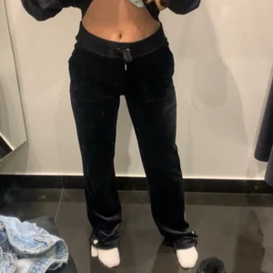 Juicy Couture - Funderar på att sälja mina svarta juicy couture byxor i storlek xs! Passar bra på mig som är 163/4❤️ Om många intresserade startar jag budgivning! Hör av er om ni har några frågor!  De är köpta på Jackie i december 2021, inte så använda så i gott skick! 