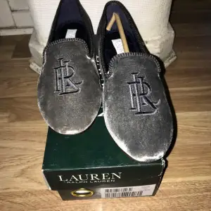 Helt nya skor av Ralph Lauren i strl 37, Sammets material utåt med märker RL Nypris 1200:- 