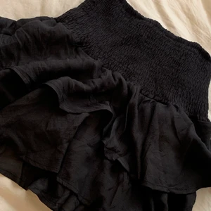 Svart kjol - Svart volangkjol från shein, den är endast testad🖤