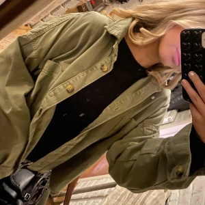 Jeansjacka - Grön ”jeansjacka” från Gina tricot som inte kommer till använding! Otroligt snygg och passar till det mesta!🙏🏼❤️‍🔥🙌🏼