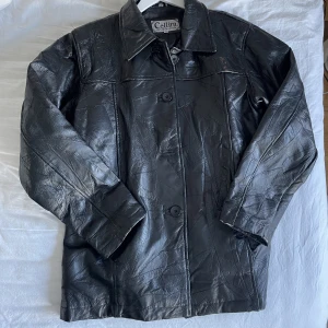 Läderjacka  - Svart jacka i äkta läder, vintage! Bra skick förutom att en knapp åkt av! 🧚🏻❤️‍🔥Har normalt strl S men jackan sitter oversize på mig🧡funkar i vinter! 