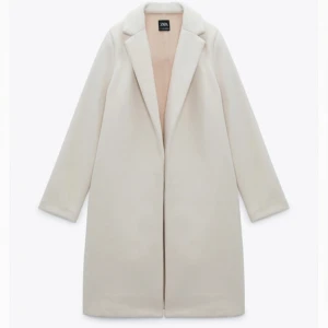 Kappa strl S - En fin naturfärgad kappa från zara, använd 1 gång. Säljer den då jag inte tycker den passar mig så bra. Nypris 559kr 🌸