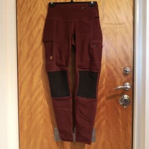 Fjällräven Abisko Trekking Tights - Ett par Abisko Trekking tights från fjällräven i storlek small. Aldrig använda. Väldigt sköna! De är plommonlila/vinröda.  Frakt tillkommer på 49 kr. 