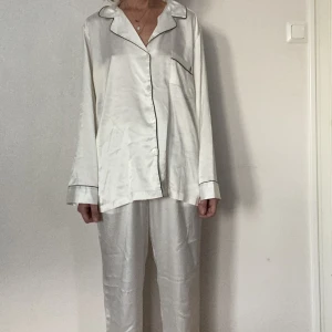 Oanvänt pyjamasset  - Sidenpyjamas från Victoria’s Secret. Oanvänd.