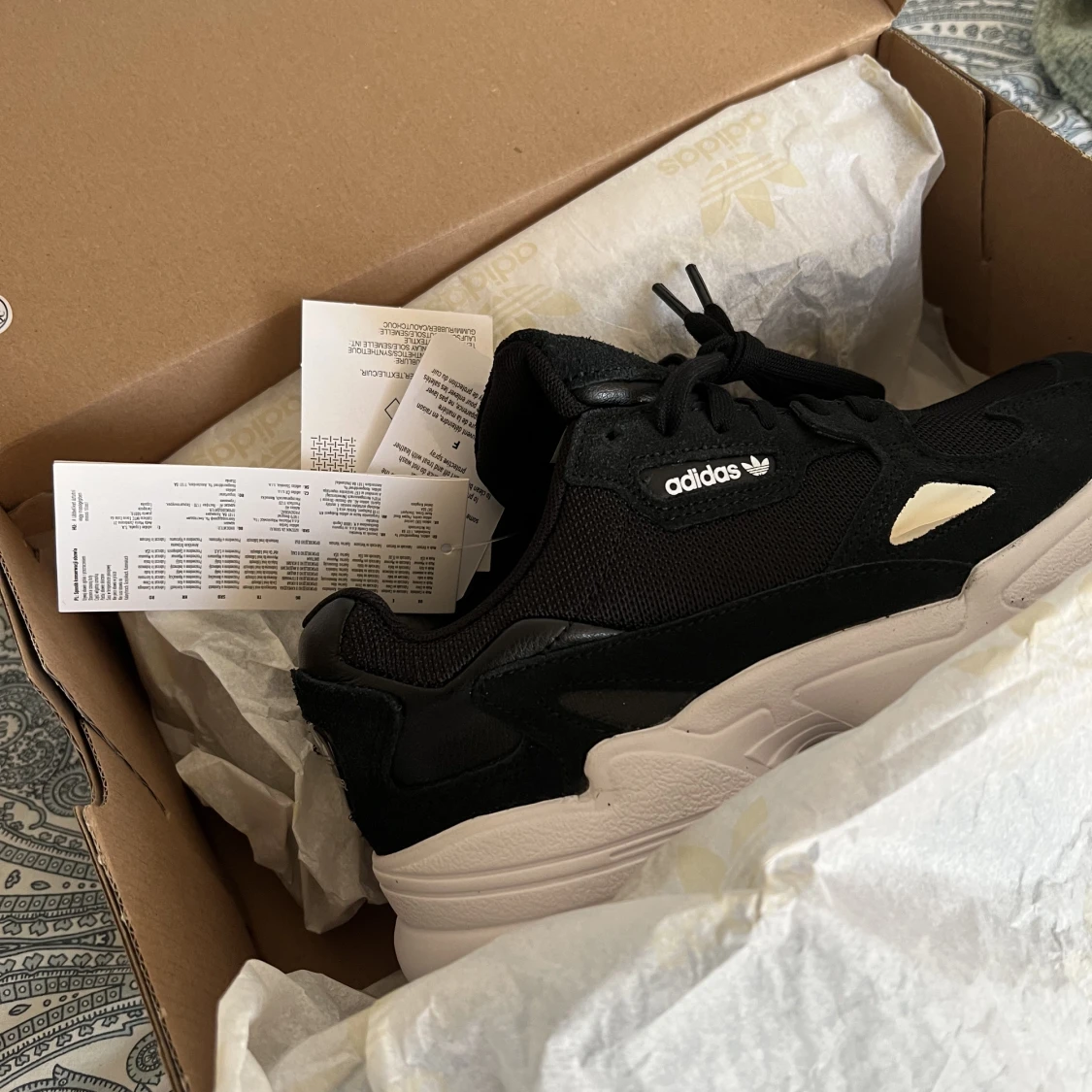 Helt nya Addidas sneakers  - 90