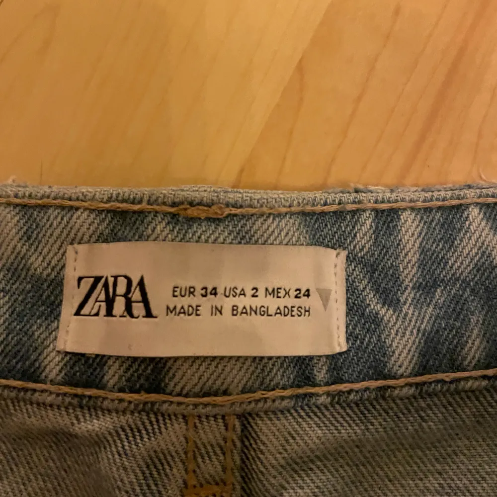 Lågmidjade ljusblå jeans med slits, från Zara. Du betalar frakten själv.💕 . Jeans & Byxor.