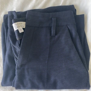 Other stories byxa🐢 - Säljer mina blå/svarta rutiga byxor från other stories. Växte ur de ganska snabbt då jag tog en för liten storlek från början. Därför är de nästan som nya. Ordinarie pris är: 799kr 🥰.  