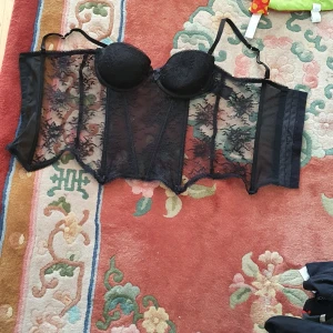 Super fin korsett topps - En fin korsett topp som passar till allt och xs_ m.l mycket bra skick 