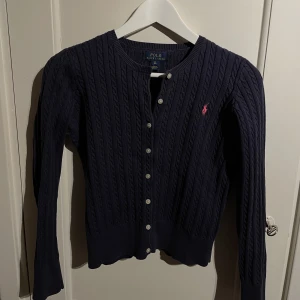 Polo Ralph Lauren - Jättesöt mörk blå Ralph lauren tröja! Har  den ser helt ny ut! Skulle uppskatta att nypris är 800-900kr. Om ni är intresserade av en likadan i svart har jag en på min profil!