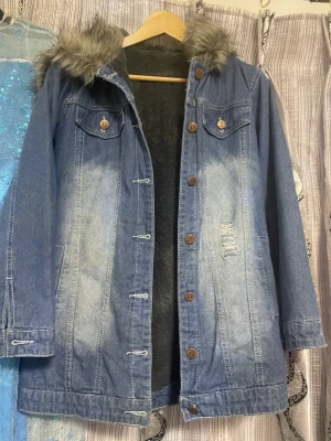 Jeans jacka  - En jätte fin jeans jacka som inte går till användning darför säljer jag den. storlek s, inuti jackan fina det en jätte skön material som värmer kroppen. Även med päls på luvan.❤️💓