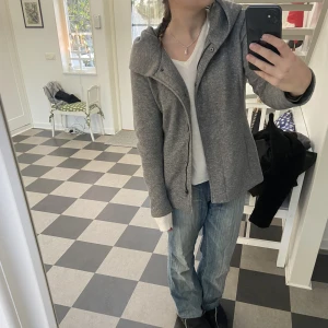 Kappa med luva  - Säljer den här fina kappan med luva. Köpte den som en lång kappa och har sytt den själv till en kort så exakt den här finns inte att köpa! Köparen står för frakten