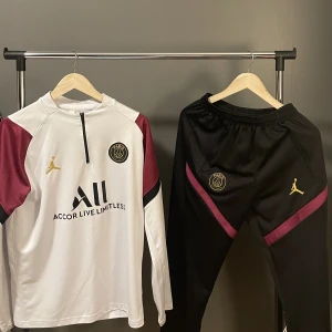 Psg-set träningsbyxa/tröja  - Säljer ett fint psg set med byxa och tröja.  Storlek: L Cond: 8/10 Retailprice: 800 kr Mitt pris: 450 kr 