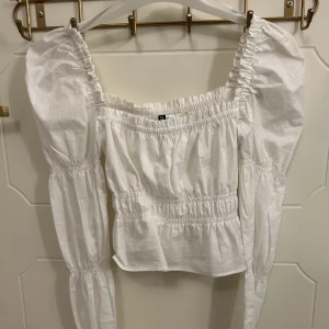 Topp  - Vit topp i storlek xxs. Stretchig så passar även en xs och s. Aldrig använd.