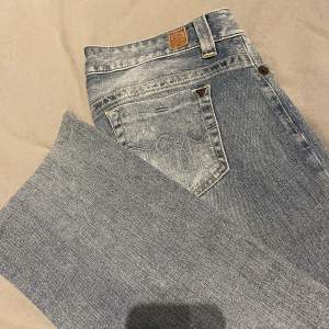Ljusblå jeans från guess i bootcut modell, strl 28