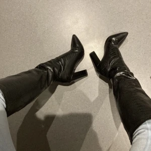 Nakd stövlar - Svarta fake ormskinn stövlar från nakd 