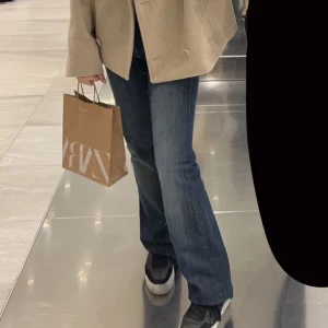 Lee jwans - Säljer dessa mörk blåa Lee jeans som är mid/low waist. Det har inga slitningar och är i super skick. Skulle säga att modellen är bootcut. Köpta på plick för 300kr för cirka ett år sedan och har ej kommit till så mycket andvänding. Långa för mig som är 158