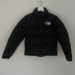 North FaceTime Dunjacka  - Retro Nuptse Jacket, dun. Varm vinterjacka strl XS säljes. Använd en säsong, väldigt fin.