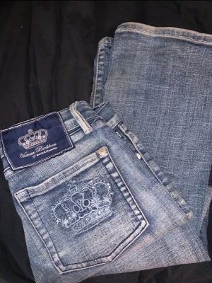 Victoria Beckham jeans! - Lägger upp mina skitfina Victoria Beckham jeans igen pga att den högsta budaren drog sig ur. Säljer då de är lite stora för mig. Midjemått är 70 cm och innerbenslängd 75 cm! Hör av dig privat för fler frågor!💕💕