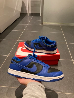 Nike dunk low ”hyper cobalt” - Storlek 42,5 Skick: 8/10 Original box medföljer  Nypris för denna storlek är runt 2300