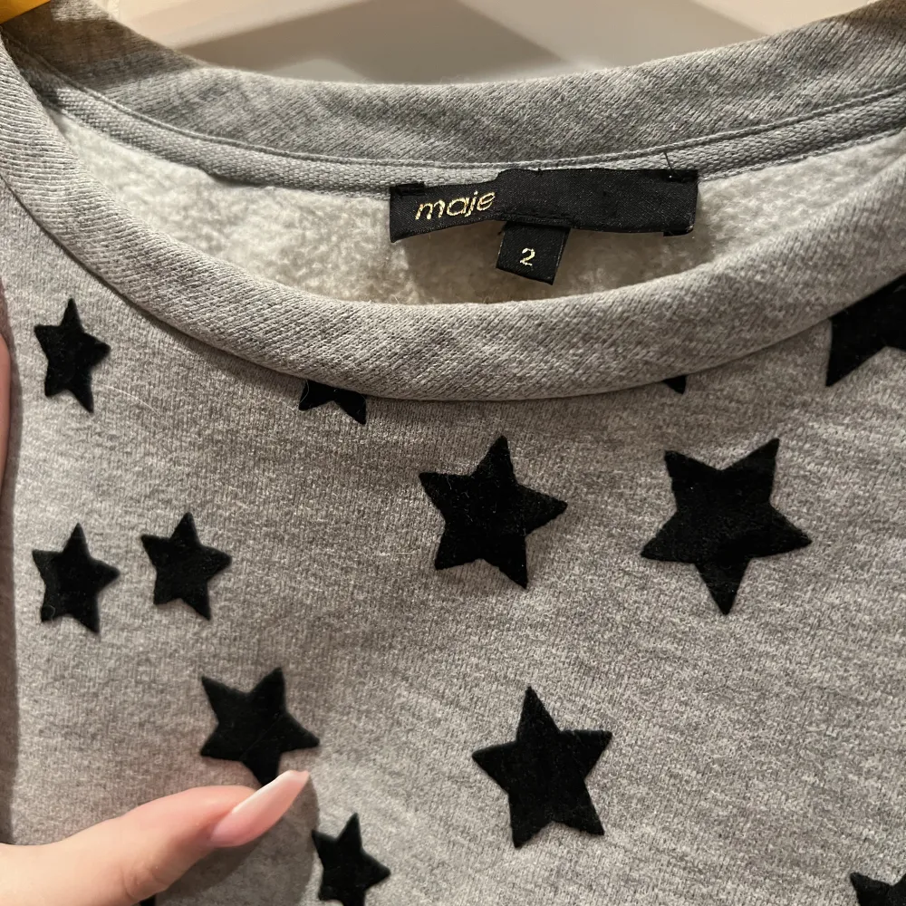 säljer denna superfina sweatshirten från MAJE!🥰 i strl 2 - passar mig med xs-s!💕 stjärnorna är i sammet! Sparsamt använd & INTE NOPPRIG⚡️ nypris är över 1500 kr! Jag är 171 cm lång! PERFEKT JULKLAPP!!!⚡️ använd gärna köp nu!🤍. Tröjor & Koftor.