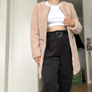 Teddy kappa - Säljer denna ljusrosa (lite mot beige) teddykappa som endast är använd ett fåtal gånger.