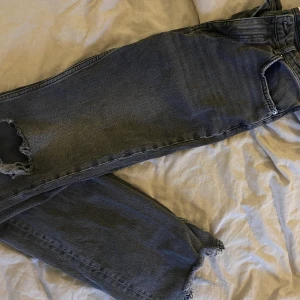 Coola jeans från Gina tricot  - Jeans från Gina i bra skick! De är i storlek 38 och är lite för långa på mig som är ca 165cm lång! Säljer dem 250kr⚡️🖤 då de har blivit för små för mig! Frakt tillkommer om du inte vill/kan mötas upp runt Växjö😇