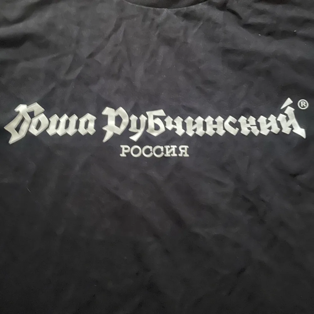 Svart bomulls Gosha Rubchinskiy tröja med logo. bra skick i strl S. . T-shirts.