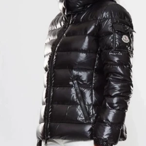 Moncler Maya Jacka  - Svart Moncler Maya jacka. Kontakta för mer information. Nypris 11 999 kr 