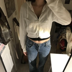 Brandy Melville hoodie - Vit Cropped zip up hoodie från Brandy Melville.tryck inte på köp nu tack! ☺️. (85kr+frakt)