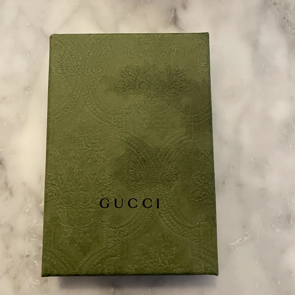 ÄKTA GUCCI korthållare (NY) Helt oanvänd Gucci Signature card case NYPRIS: 2700kr. Accessoarer.