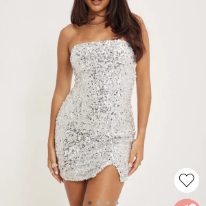 Nyårs klänning  - Säljer denna nyårsklännig från Nelly! Helt ny! Prislapp kvar! Strl L!