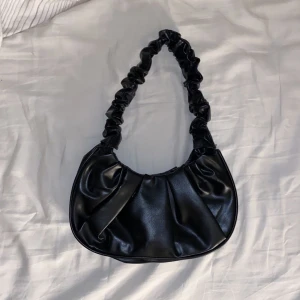 Väska - Säljer svart väska, aldrig använd. Jättefint skick