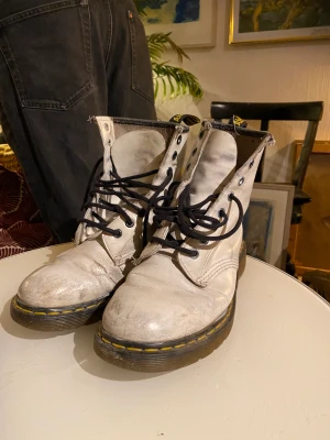 Doc Martens 38 - Välanvända vita Dr Marten. 