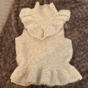 zara topp - En stickad topp från zara, aldrig kommit till användning.