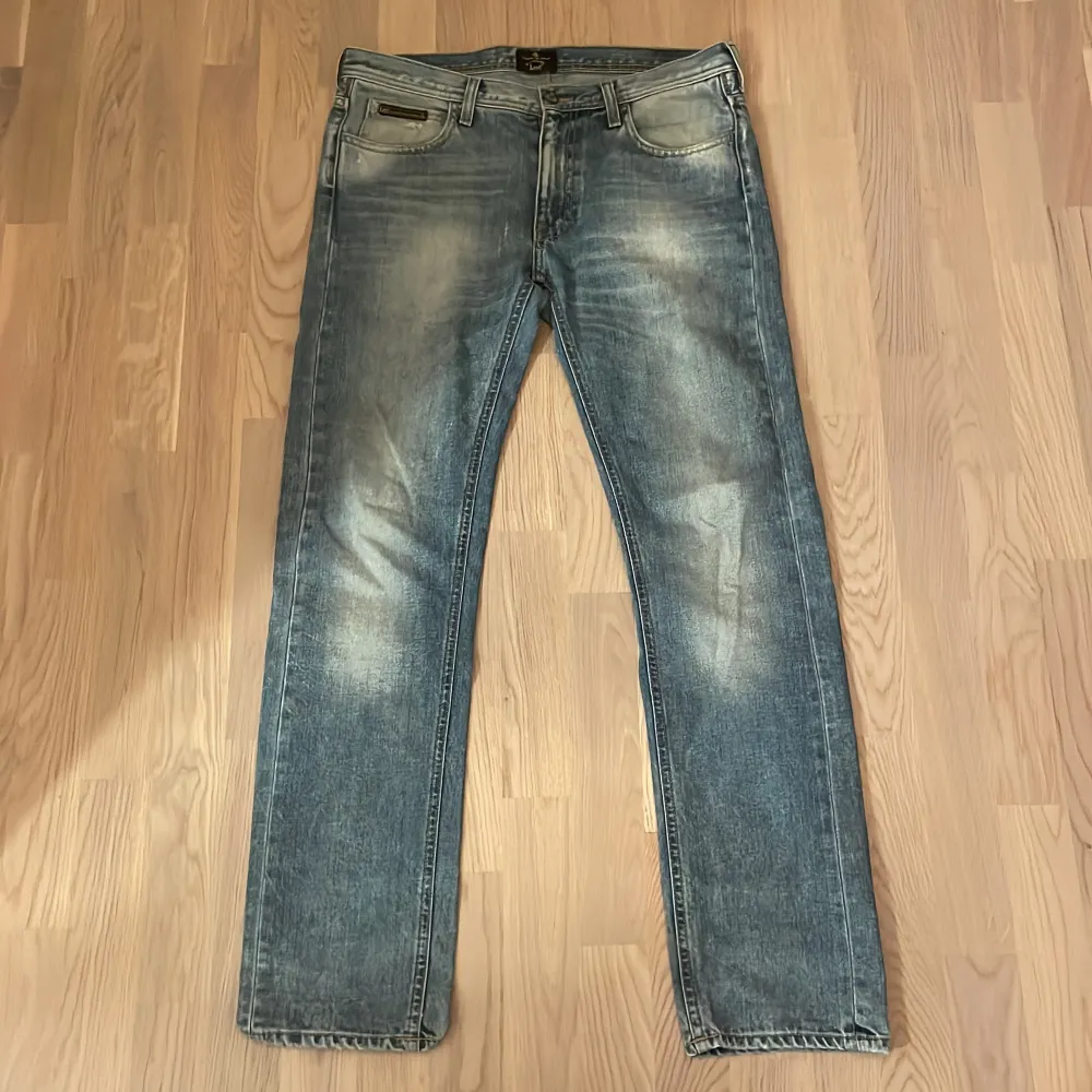 Ett par gamla jeans som aldrig kommit till användning, jätte coolt tryck bakom. Storleken är W32 L32. Dom är lågmidjade straight.. Jeans & Byxor.