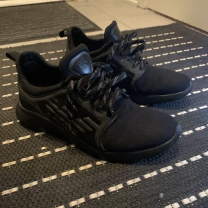 EA7 Armani Skor - Säljer nu mina Armani skor då de bara ligger hemma och ej kommer till andvänding. De är i gott skick och inga skador på själva skorna. Har haft dem i ungefär 1,5 år men har ej andvänds. Vid en bra och smidig affär så kan priset diskuteras. 