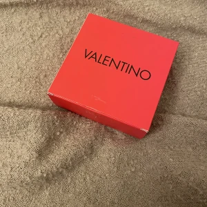 SVART VALENTINO BÄLTE  - Super snyggt bälte från valentino som är helt nytt och köpt idag! Inga skador SOLKLART! Original pris: 649kr(FRAKT 66KR